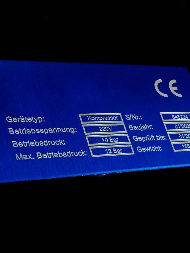 Bild eines Bauteiles. Alu eloxiert blau – Laserbeschriftung für weiße Schrift