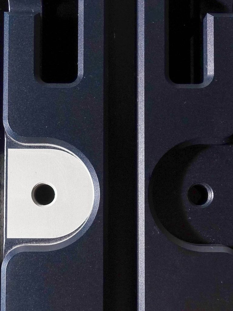 Bild eines Bauteiles. Laserentschichtung auf schwarz eloxiertem Aluminium – perfekte Masseverbindung